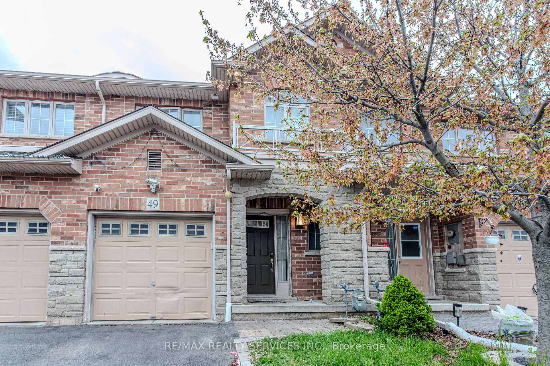 Photo 2 of 49 Marina Point Crescent N, Hamilton, Stoney Creek — HOMEH