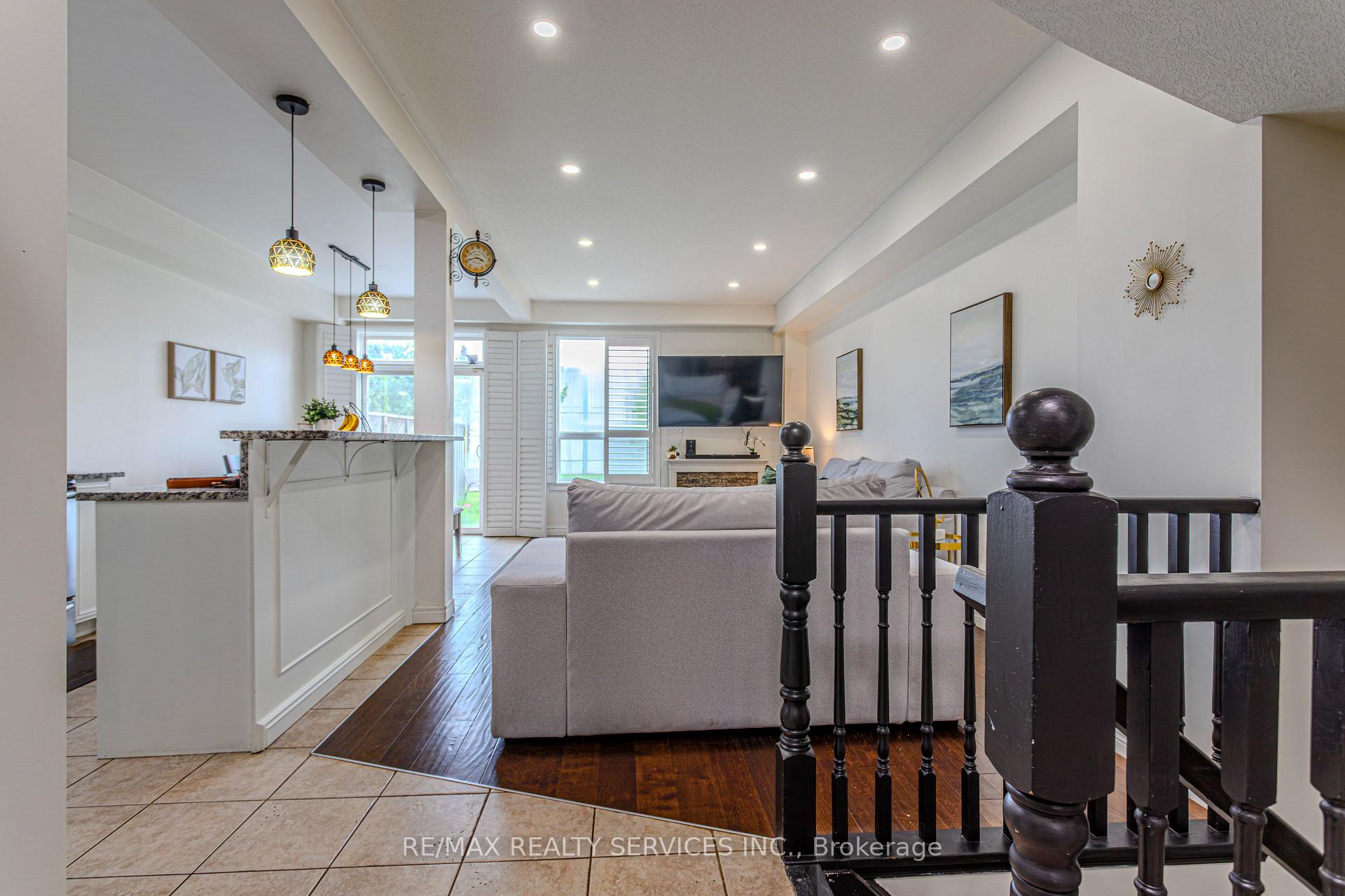 Photo 5 of 49 Marina Point Crescent N, Hamilton, Stoney Creek — HOMEH