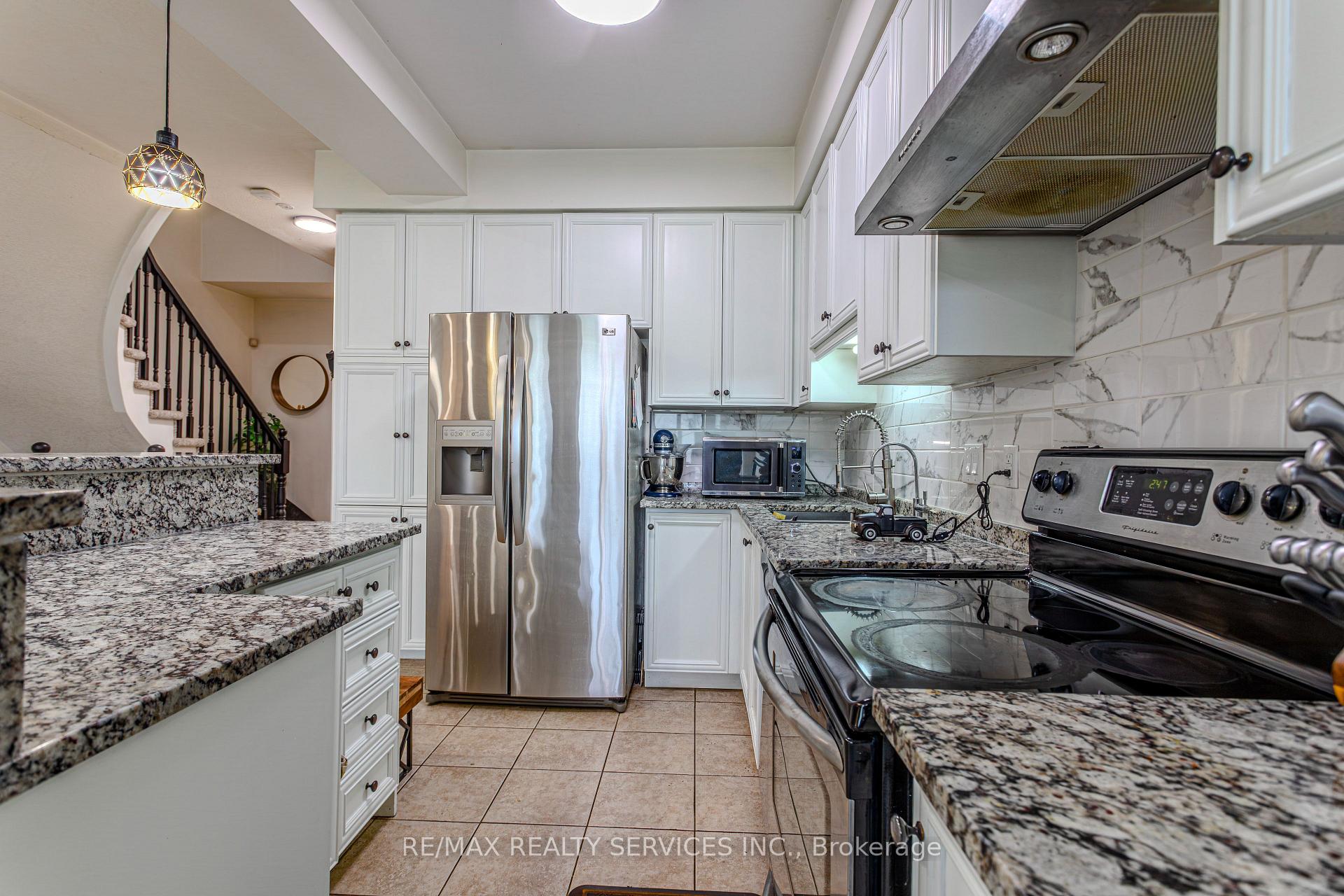 Photo 12 of 49 Marina Point Crescent N, Hamilton, Stoney Creek — HOMEH