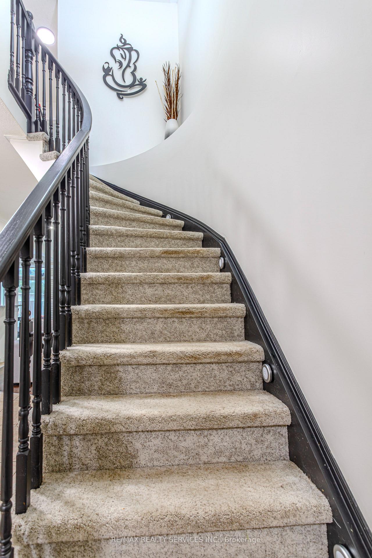 Photo 34 of 49 Marina Point Crescent N, Hamilton, Stoney Creek — HOMEH