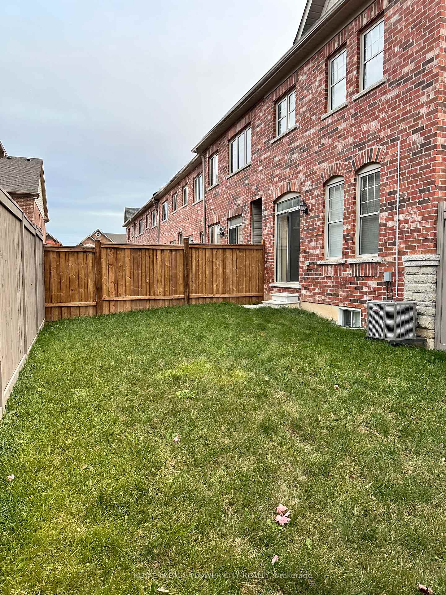 Photo 5 of 85 Finegan Circle, Brampton, Northwest Brampton — HOMEH