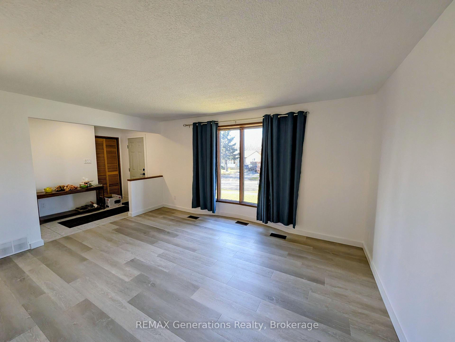 Photo 2 of 545 Lanark Crescent, Thunder Bay, County Park — HOMEH