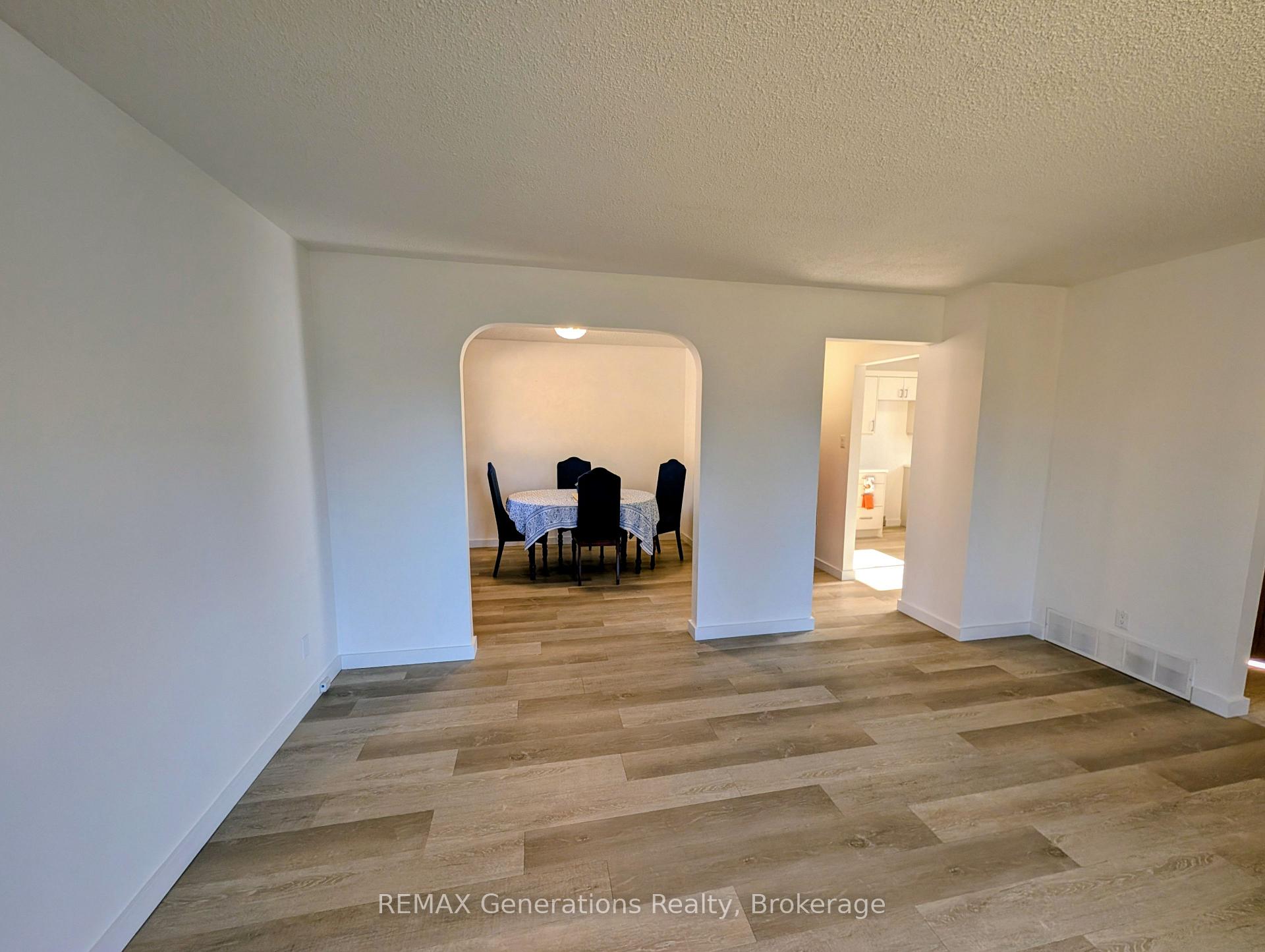 Photo 3 of 545 Lanark Crescent, Thunder Bay, County Park — HOMEH