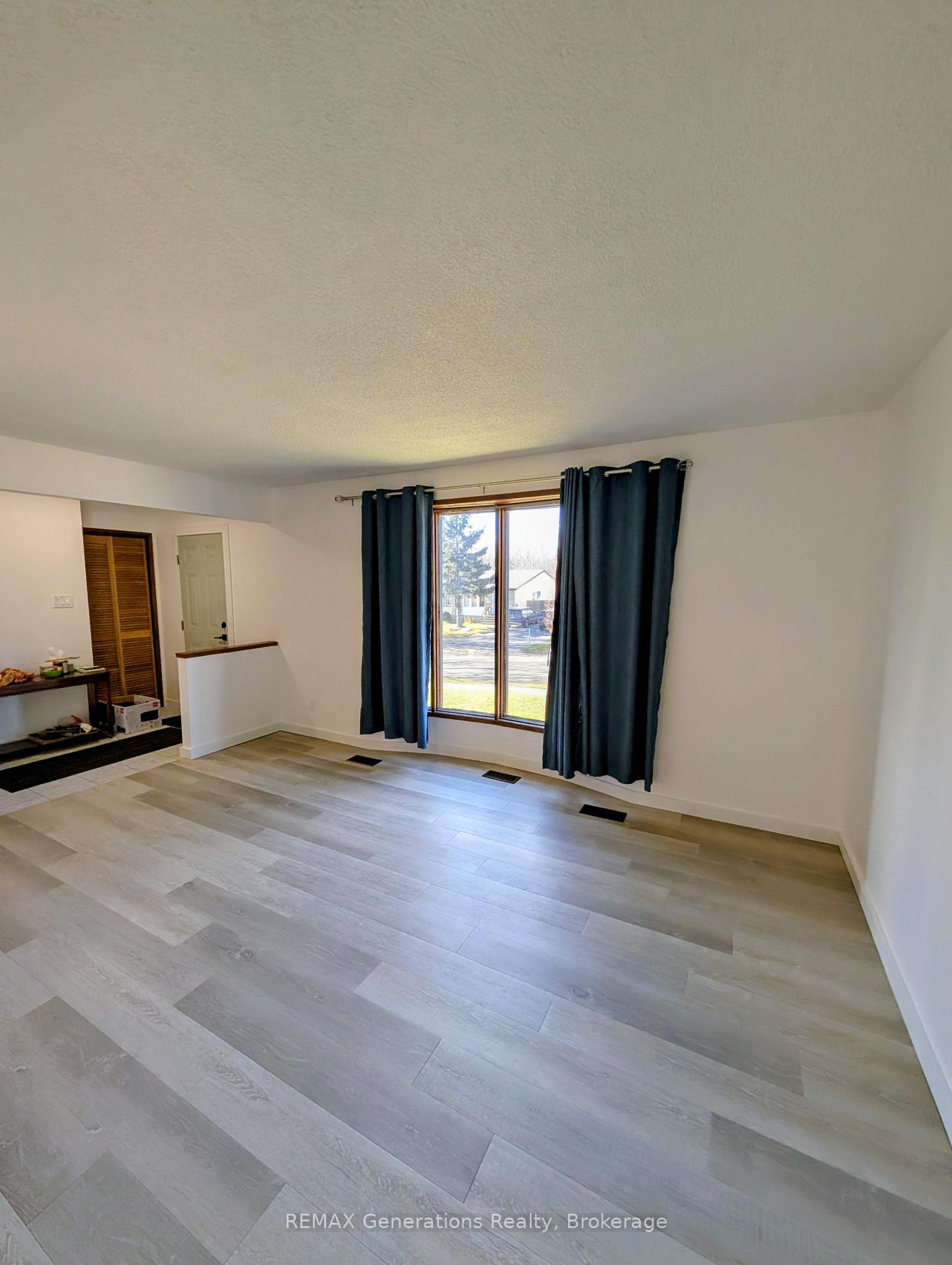 Photo 4 of 545 Lanark Crescent, Thunder Bay, County Park — HOMEH