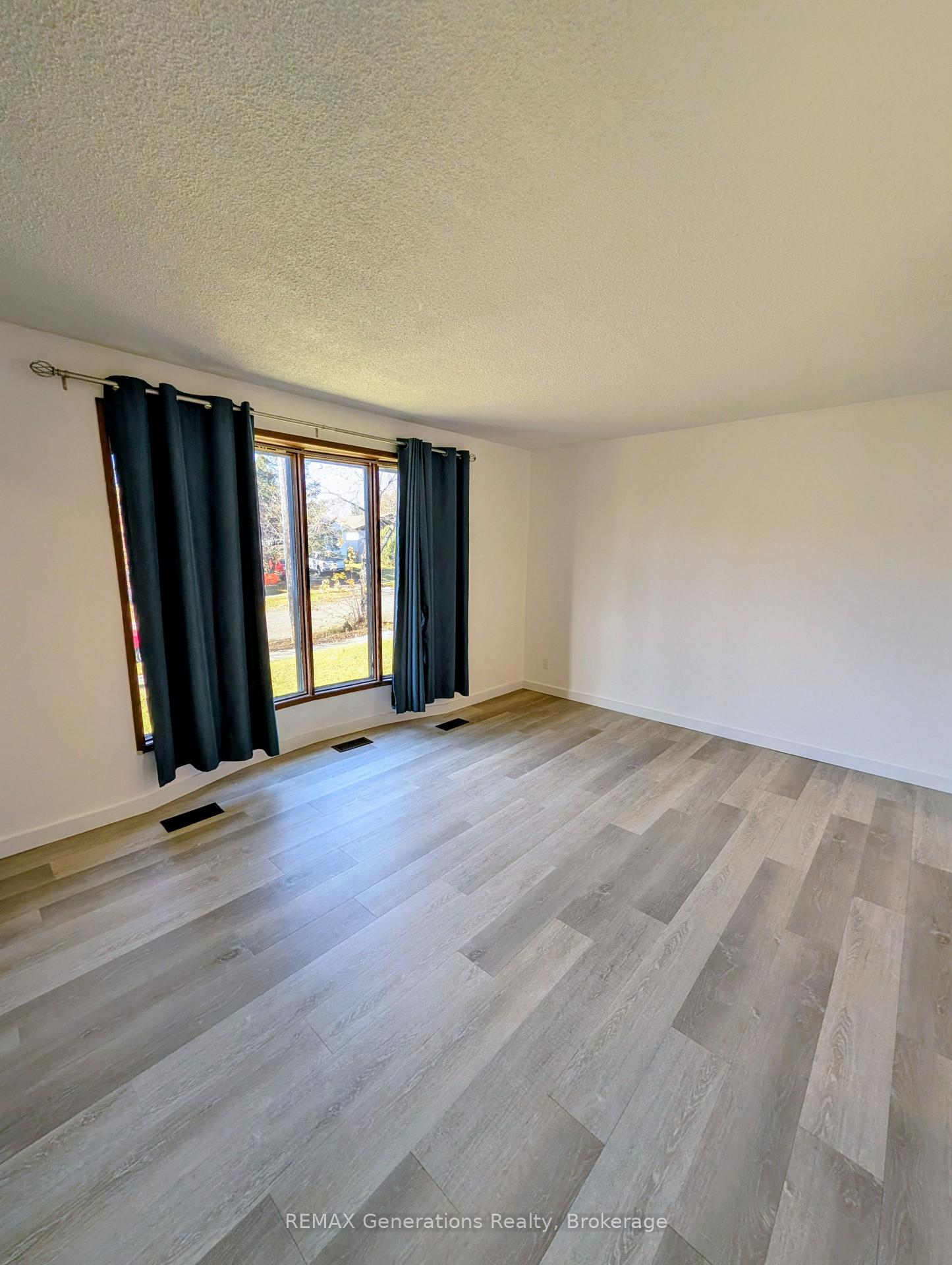 Photo 5 of 545 Lanark Crescent, Thunder Bay, County Park — HOMEH