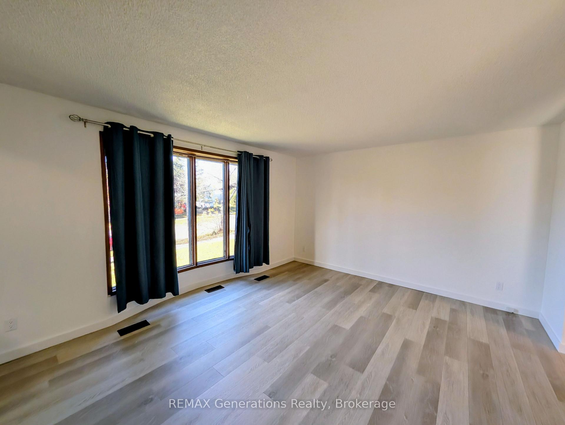Photo 6 of 545 Lanark Crescent, Thunder Bay, County Park — HOMEH