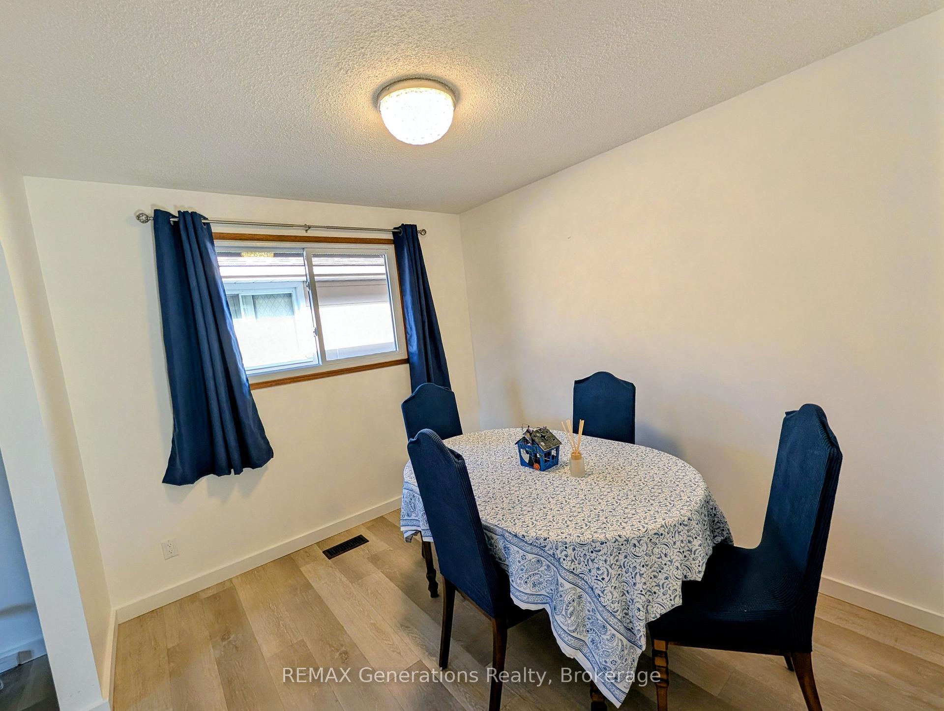 Photo 7 of 545 Lanark Crescent, Thunder Bay, County Park — HOMEH