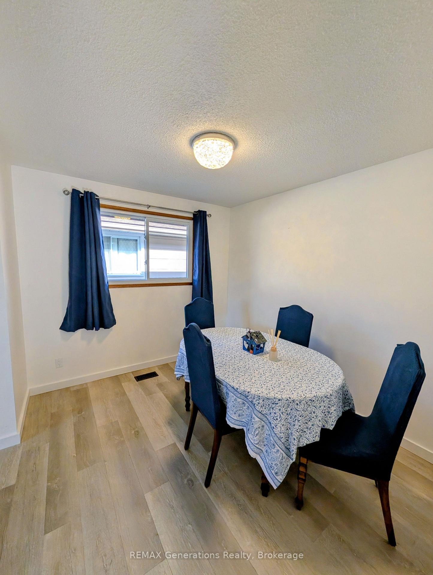 Photo 8 of 545 Lanark Crescent, Thunder Bay, County Park — HOMEH
