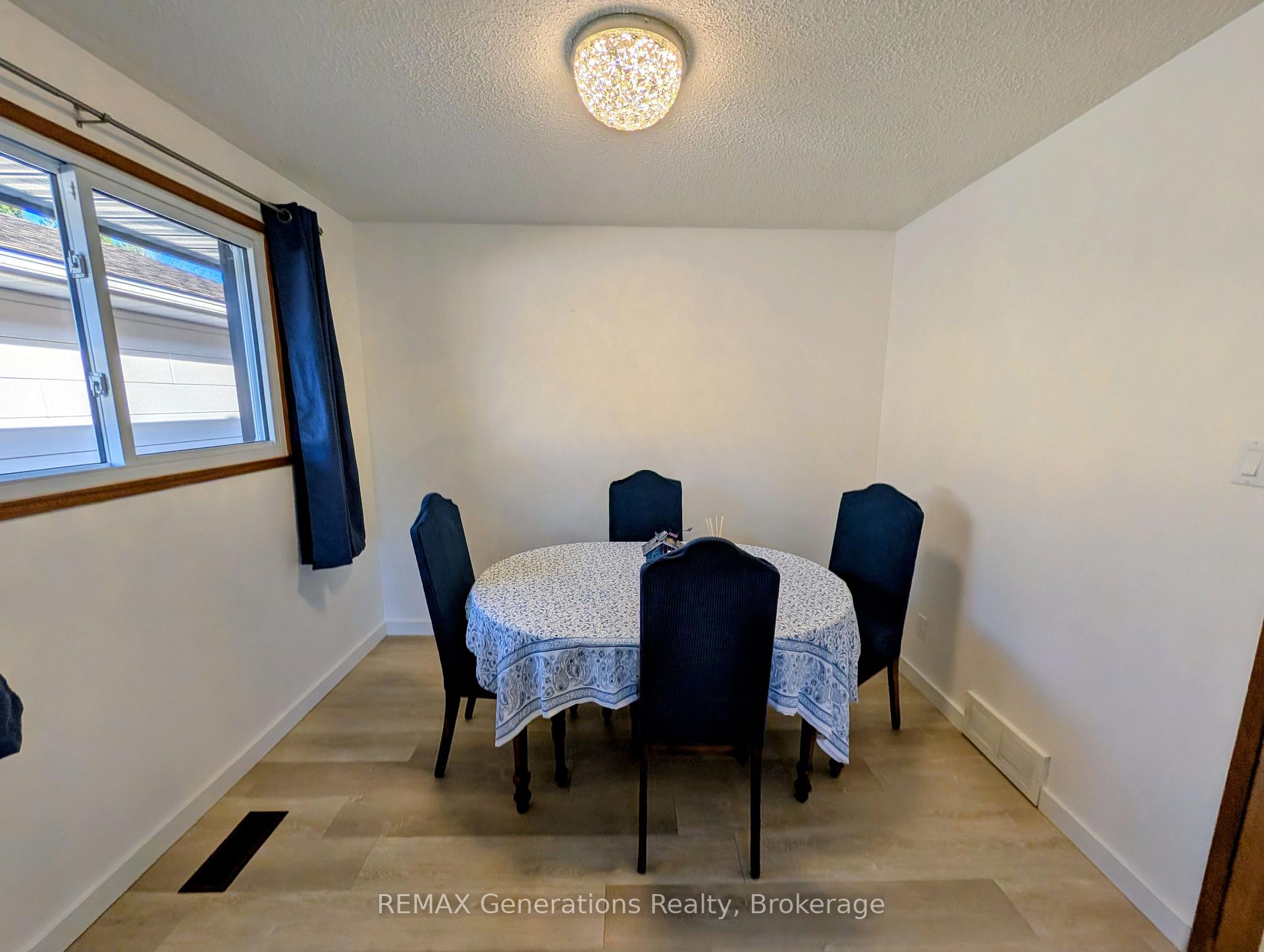 Photo 16 of 545 Lanark Crescent, Thunder Bay, County Park — HOMEH