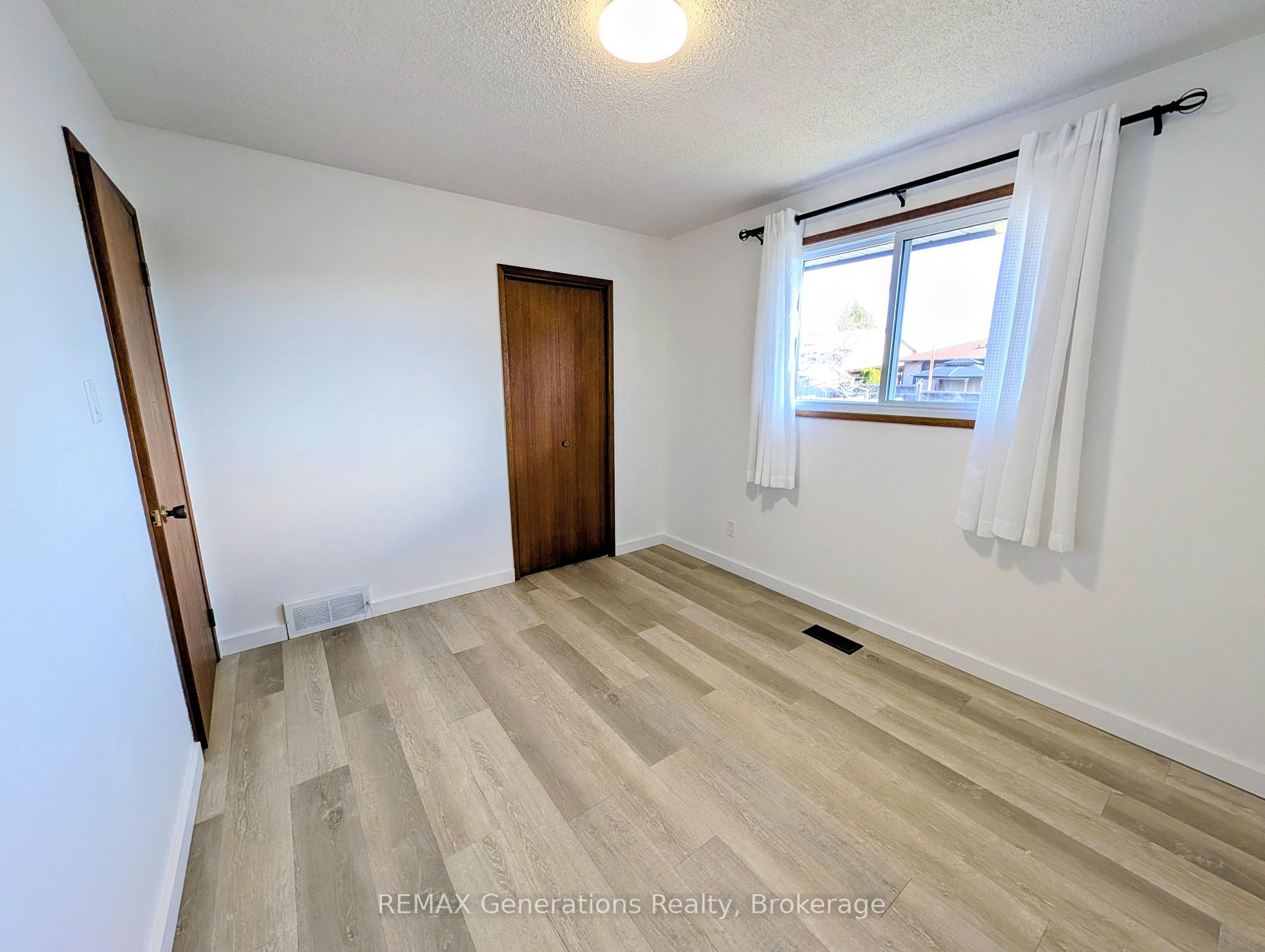 Photo 20 of 545 Lanark Crescent, Thunder Bay, County Park — HOMEH