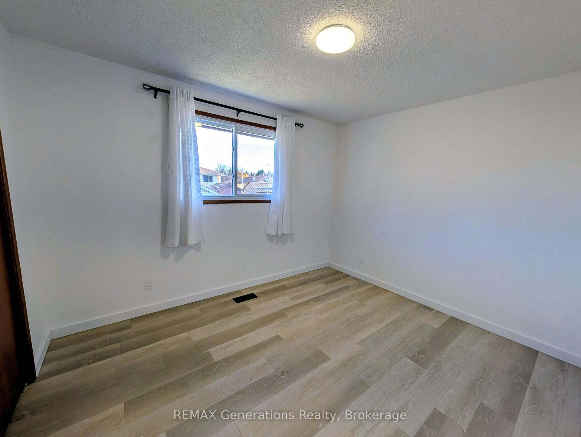Photo 21 of 545 Lanark Crescent, Thunder Bay, County Park — HOMEH