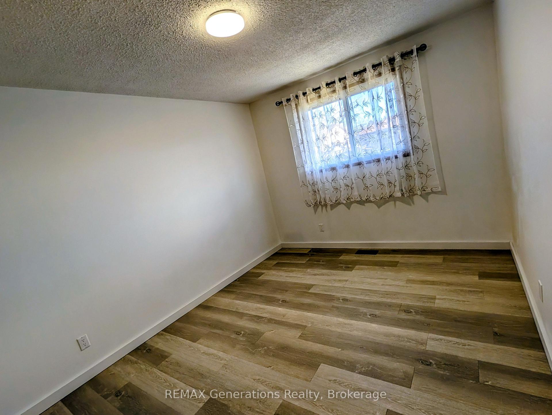 Photo 22 of 545 Lanark Crescent, Thunder Bay, County Park — HOMEH