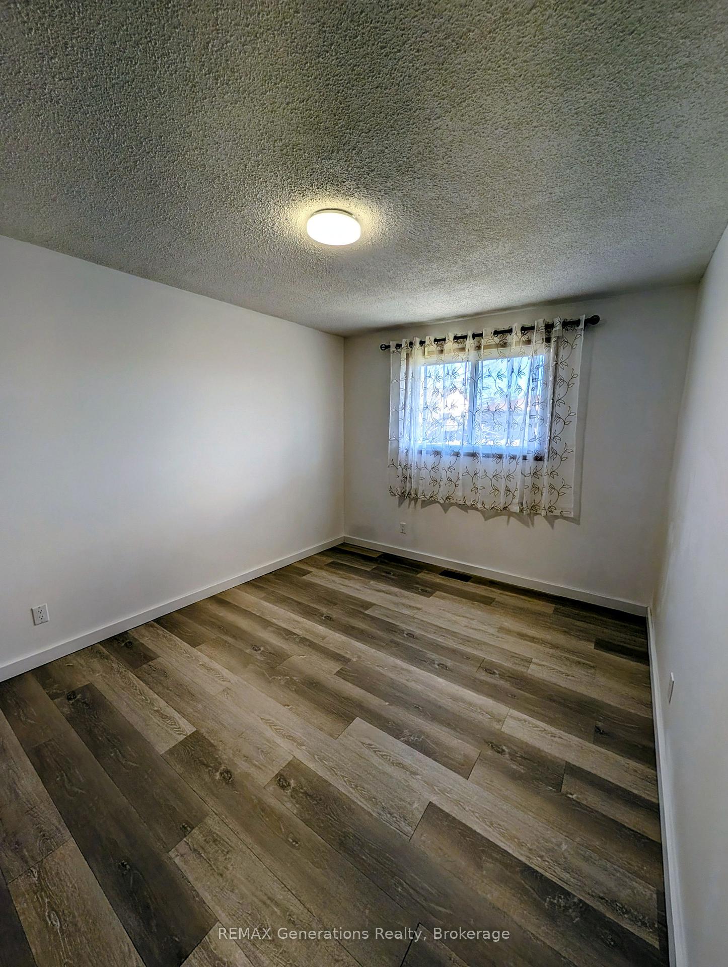 Photo 23 of 545 Lanark Crescent, Thunder Bay, County Park — HOMEH