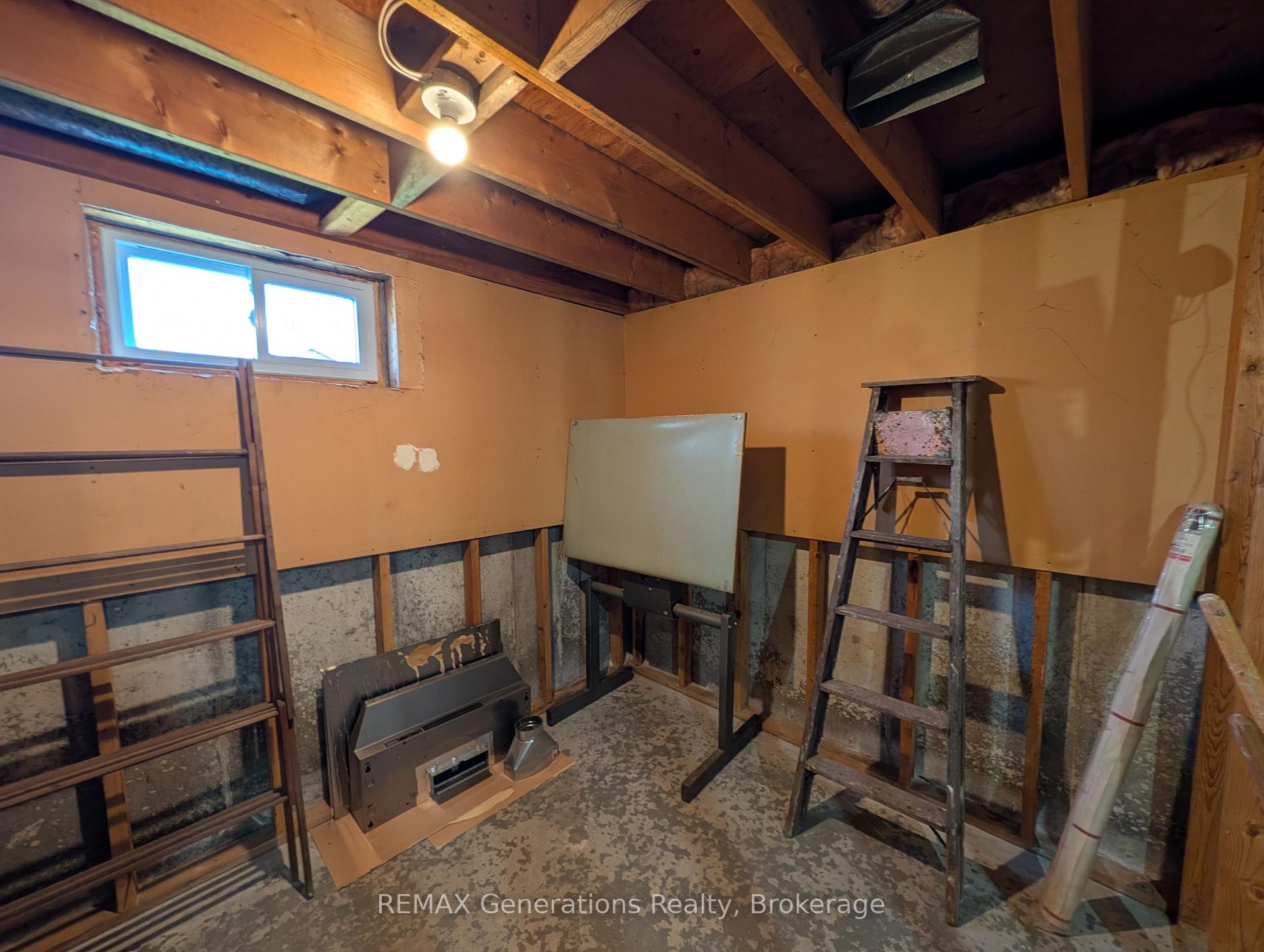 Photo 25 of 545 Lanark Crescent, Thunder Bay, County Park — HOMEH