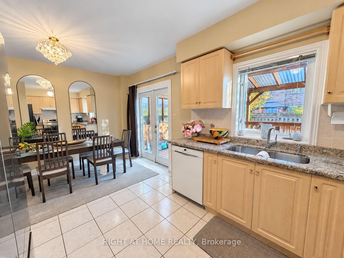 Photo 2 of 205 deepsprings Crescent, Vaughan, Concord — HOMEH