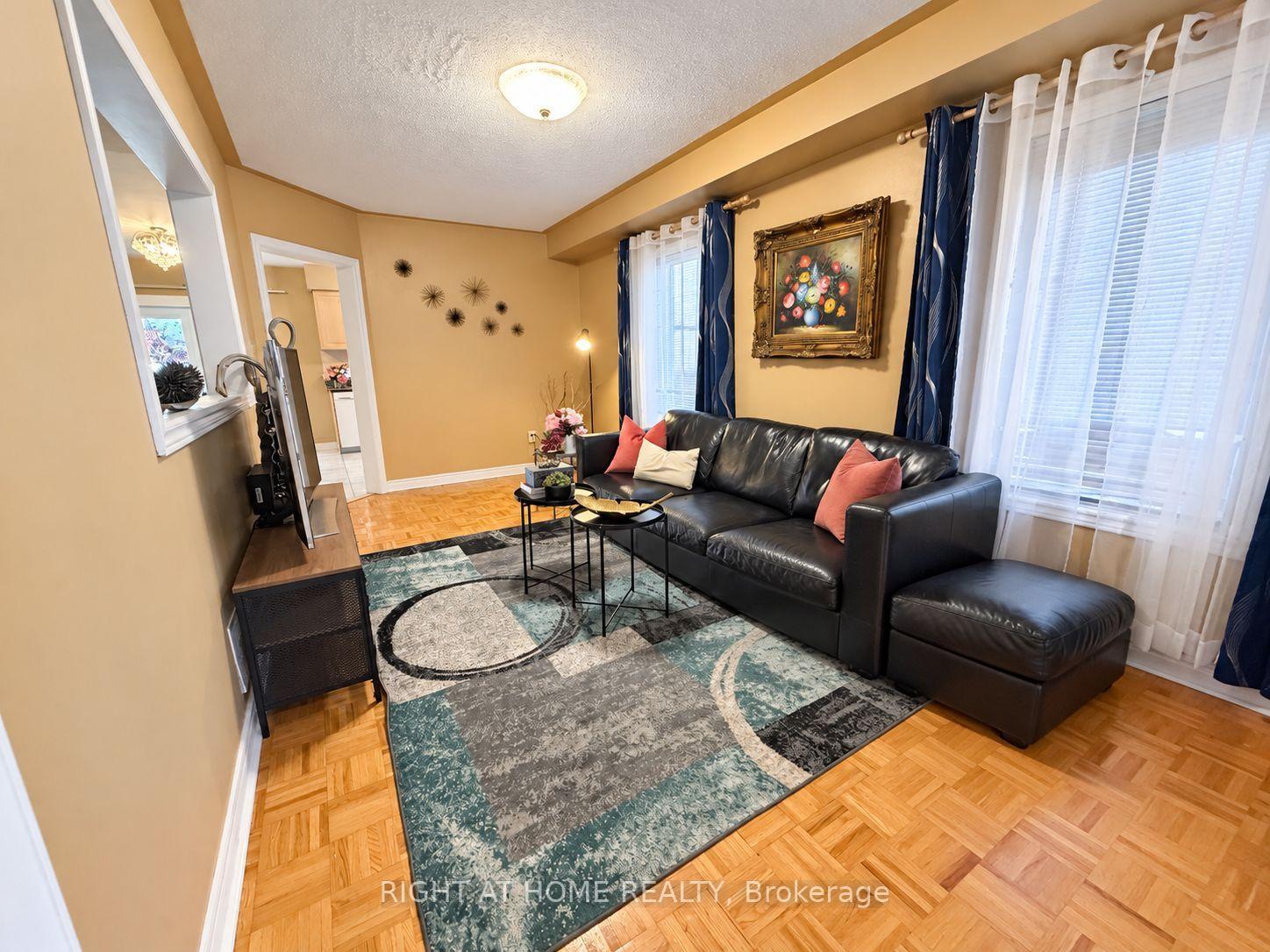 Photo 3 of 205 deepsprings Crescent, Vaughan, Concord — HOMEH