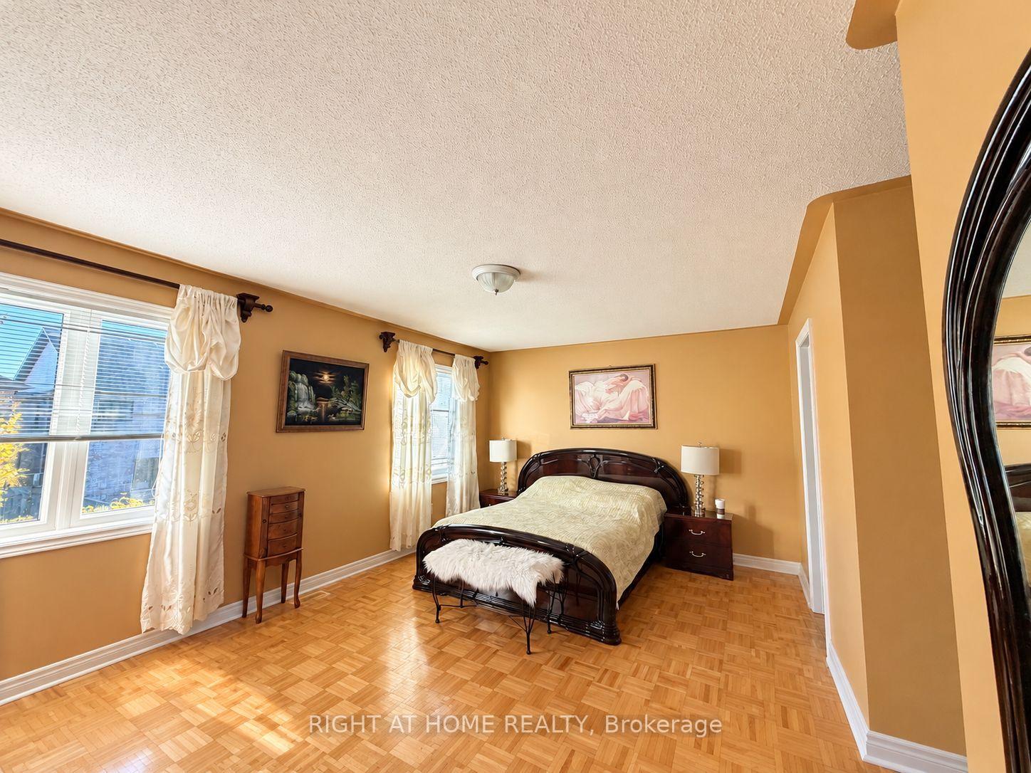 Photo 4 of 205 deepsprings Crescent, Vaughan, Concord — HOMEH