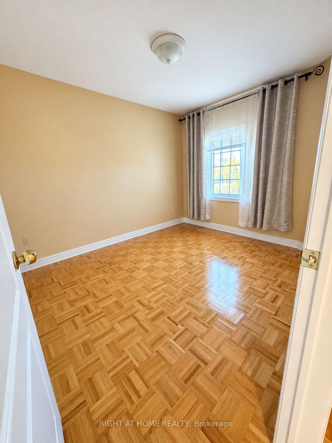 Photo 5 of 205 deepsprings Crescent, Vaughan, Concord — HOMEH