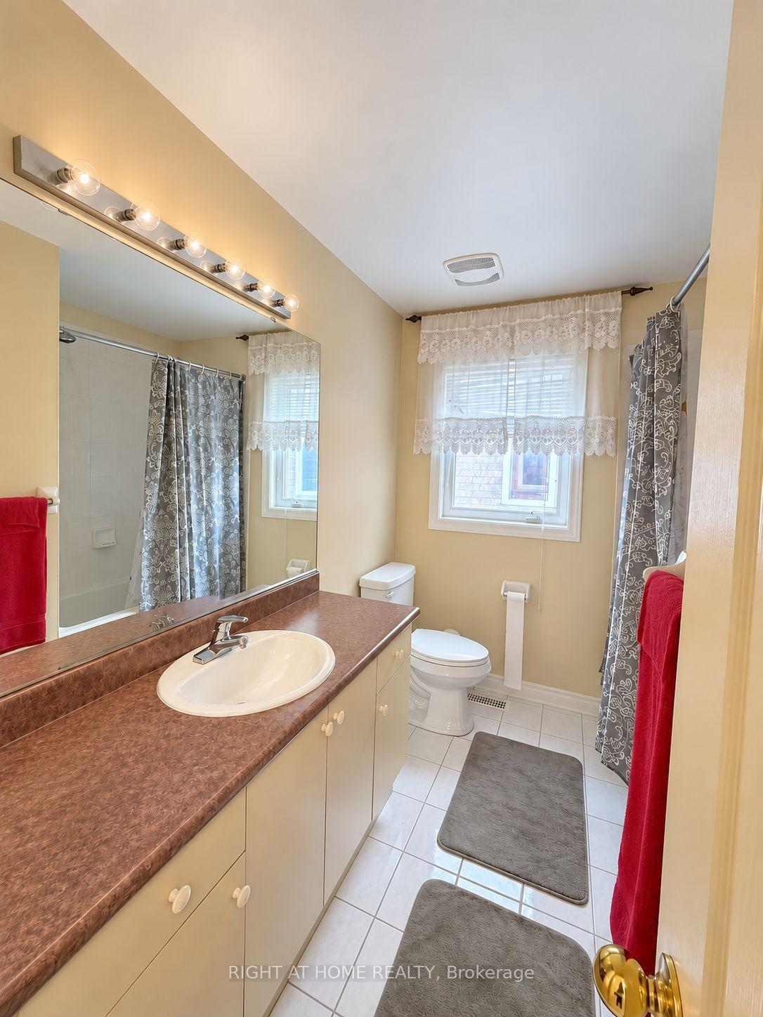 Photo 7 of 205 deepsprings Crescent, Vaughan, Concord — HOMEH