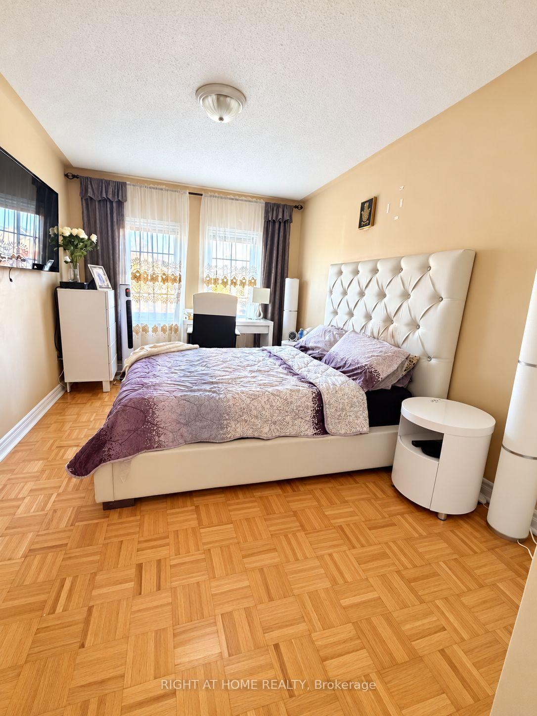Photo 8 of 205 deepsprings Crescent, Vaughan, Concord — HOMEH