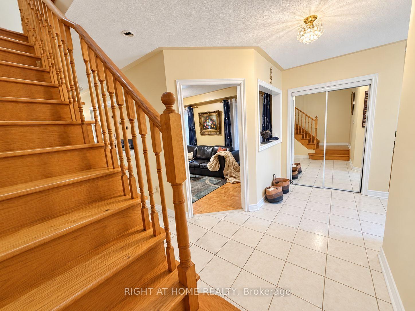 Photo 11 of 205 deepsprings Crescent, Vaughan, Concord — HOMEH