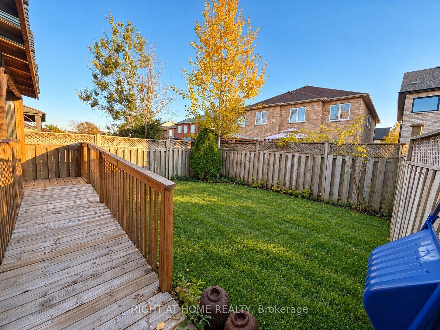 Photo 12 of 205 deepsprings Crescent, Vaughan, Concord — HOMEH