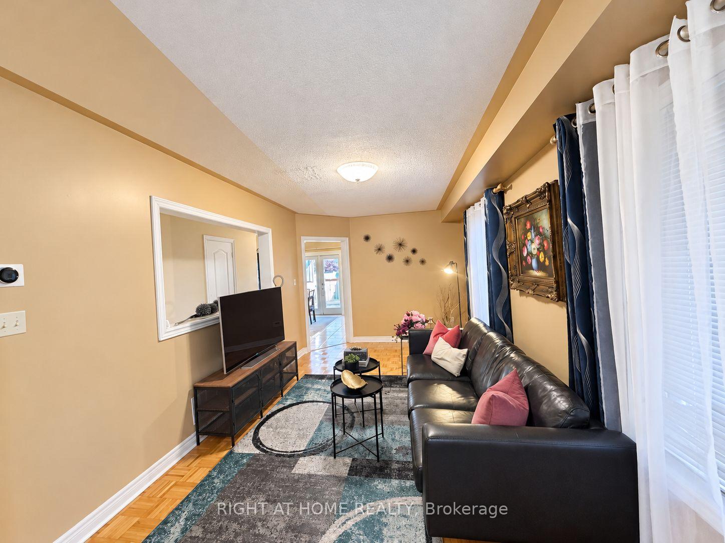 Photo 13 of 205 deepsprings Crescent, Vaughan, Concord — HOMEH