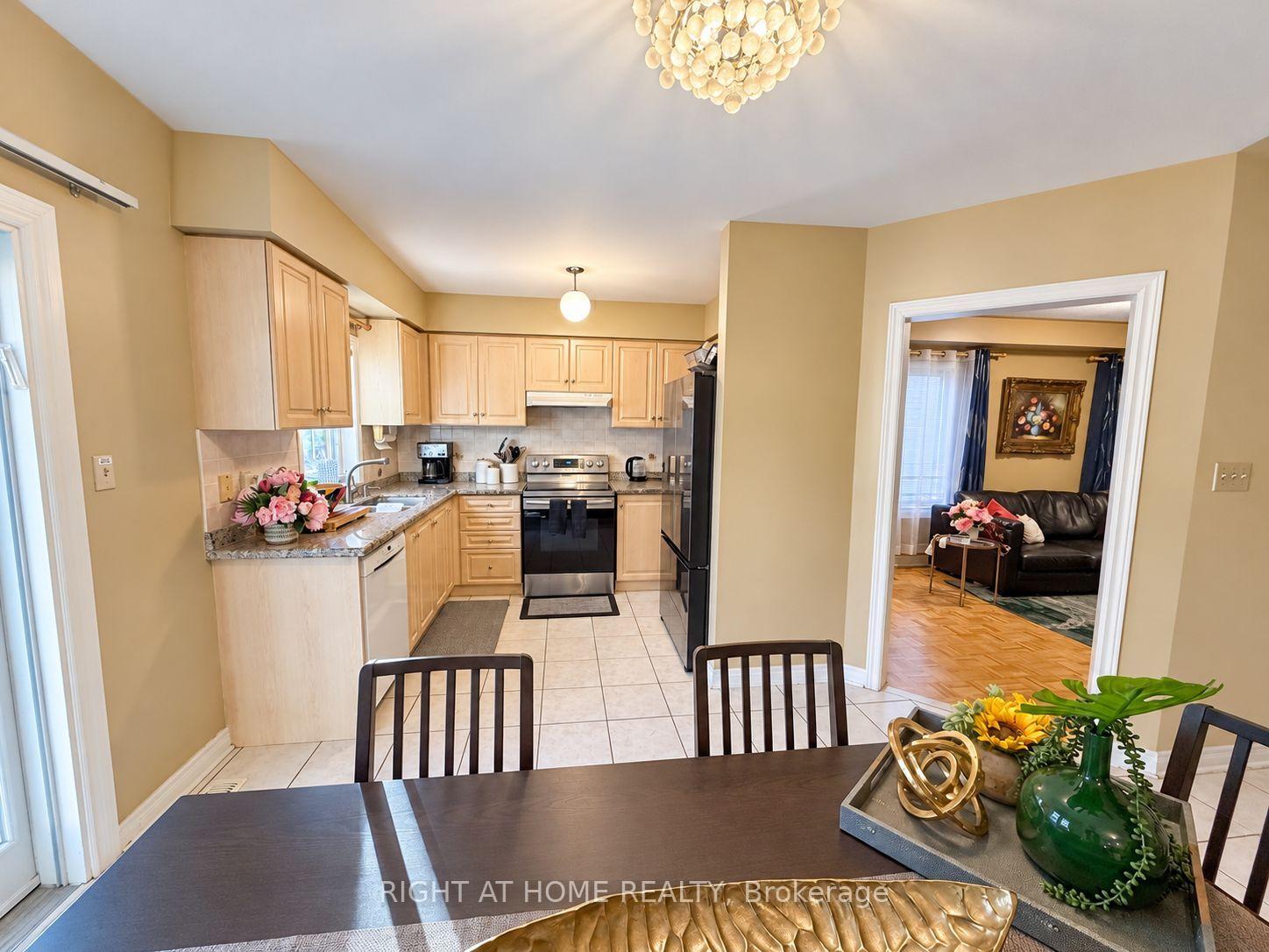 Photo 17 of 205 deepsprings Crescent, Vaughan, Concord — HOMEH