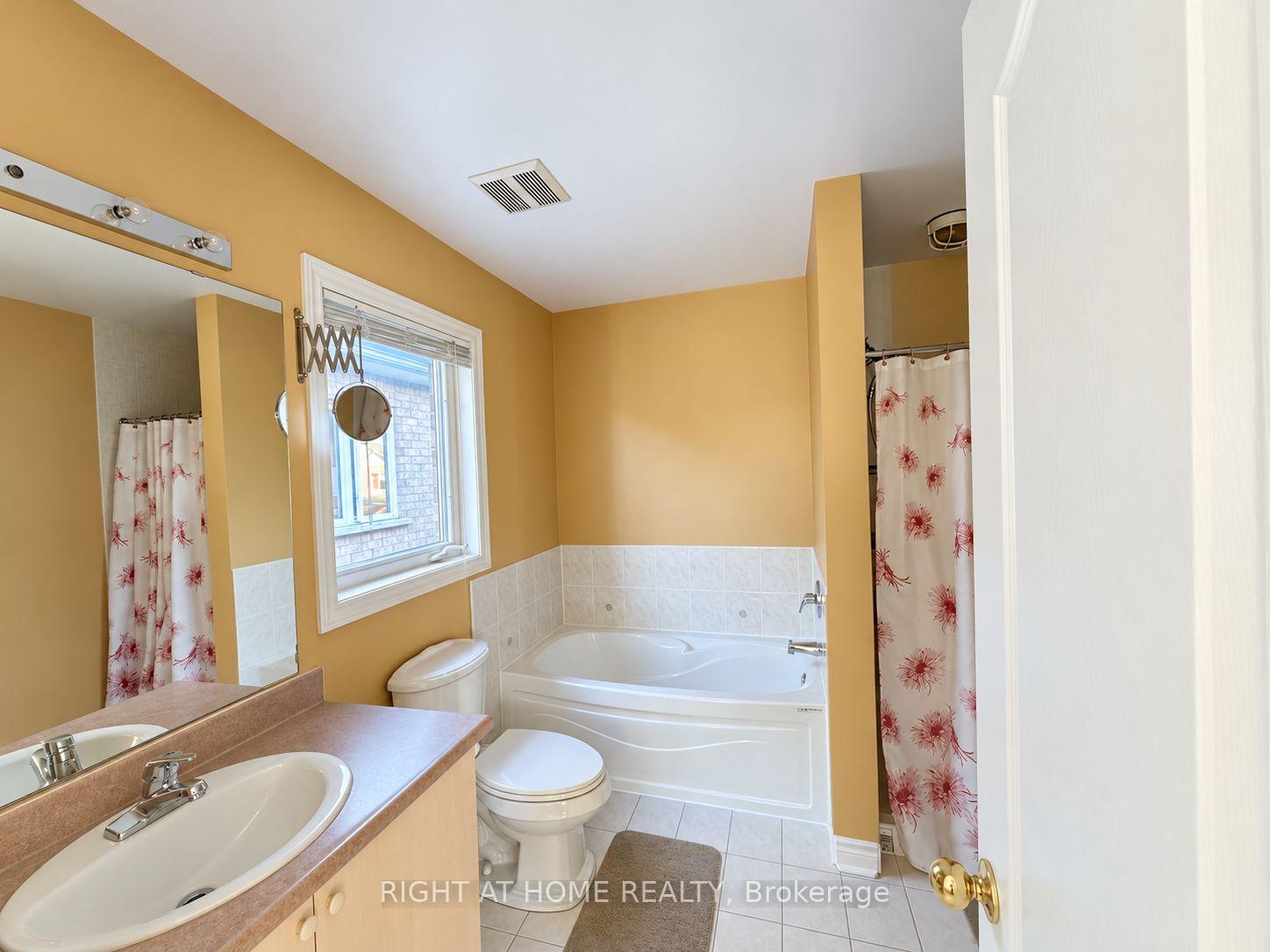 Photo 21 of 205 deepsprings Crescent, Vaughan, Concord — HOMEH