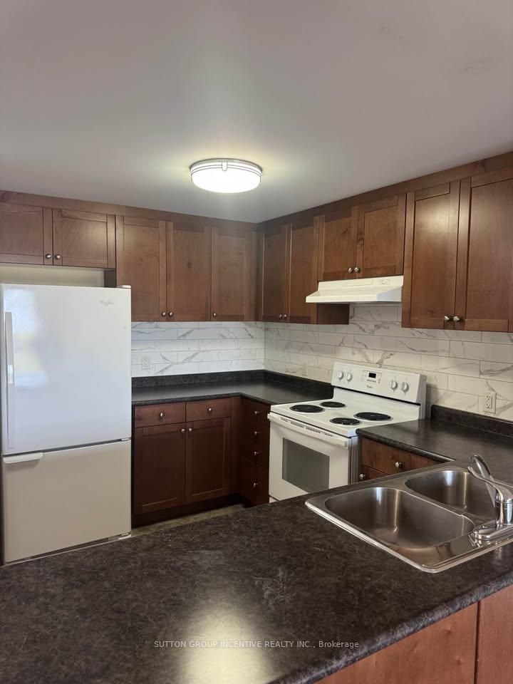 Photo 5 of Unit 204, 496 Yonge Street, Barrie, Painswick North — HOMEH