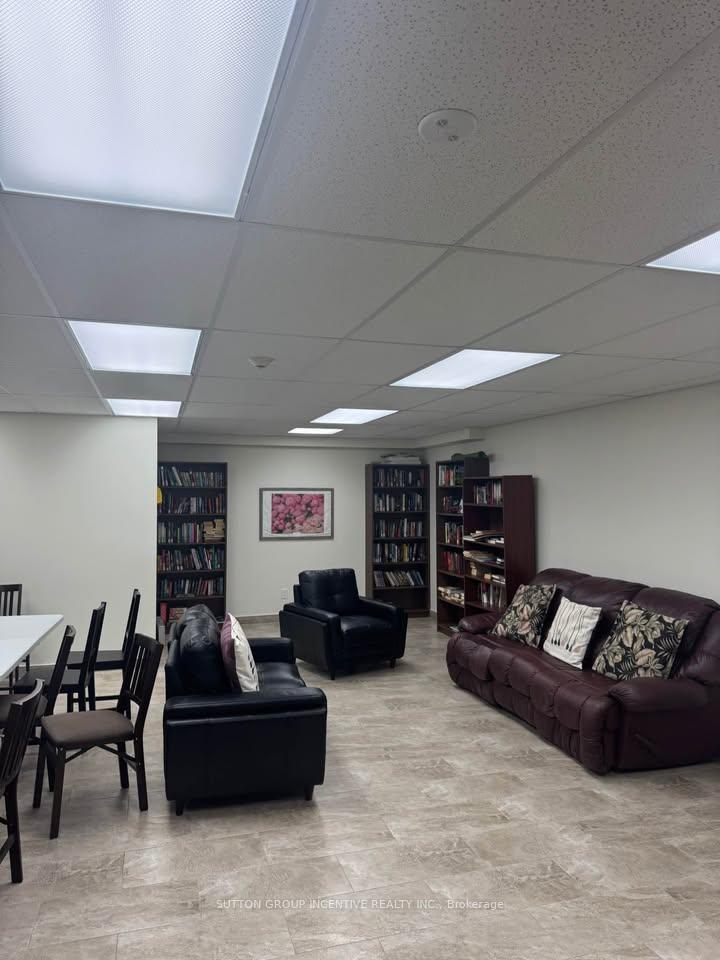 Photo 9 of Unit 204, 496 Yonge Street, Barrie, Painswick North — HOMEH