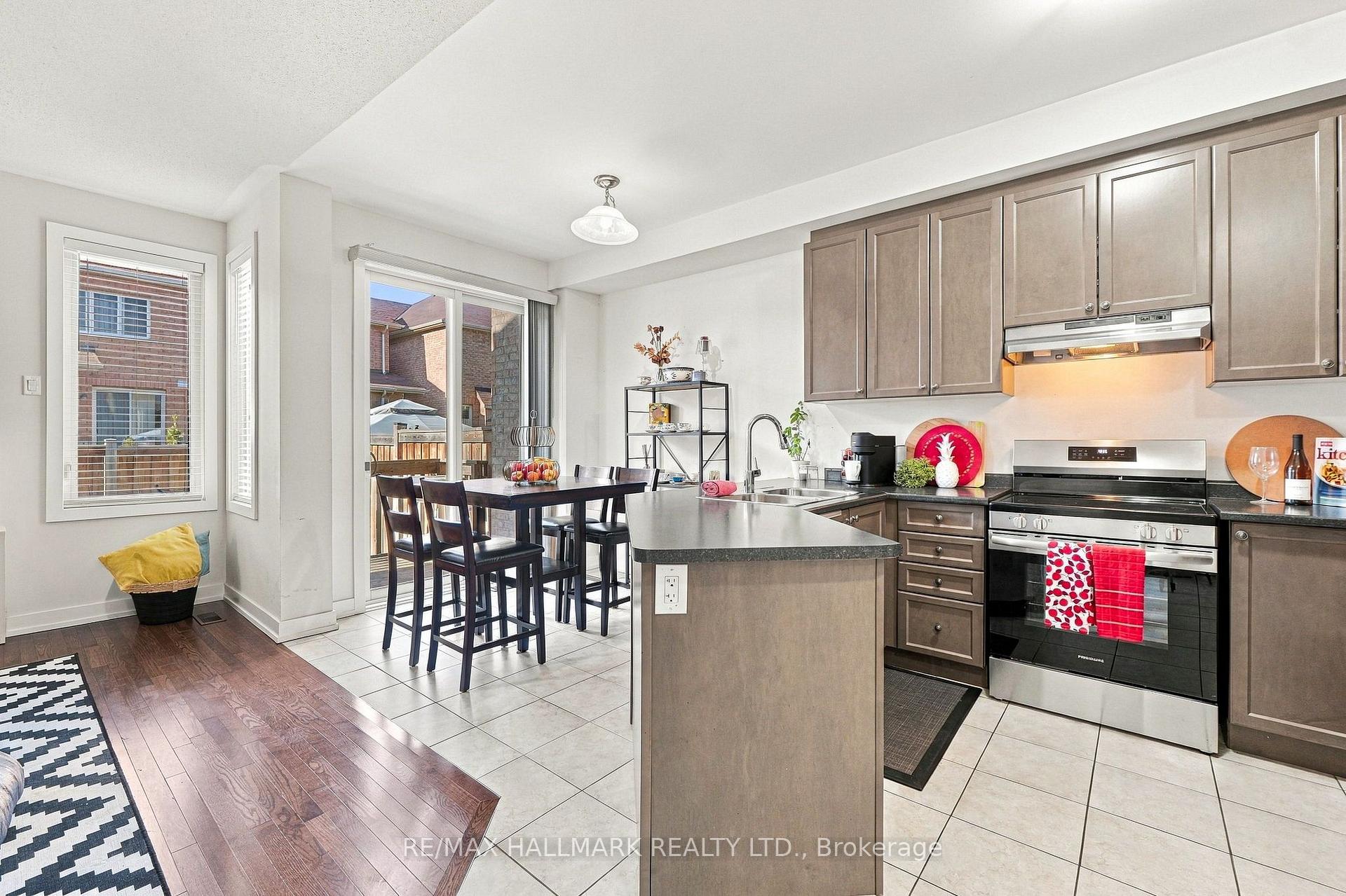 Photo 10 of 18 Trentonian Street, Brampton, Sandringham-Wellington North — HOMEH