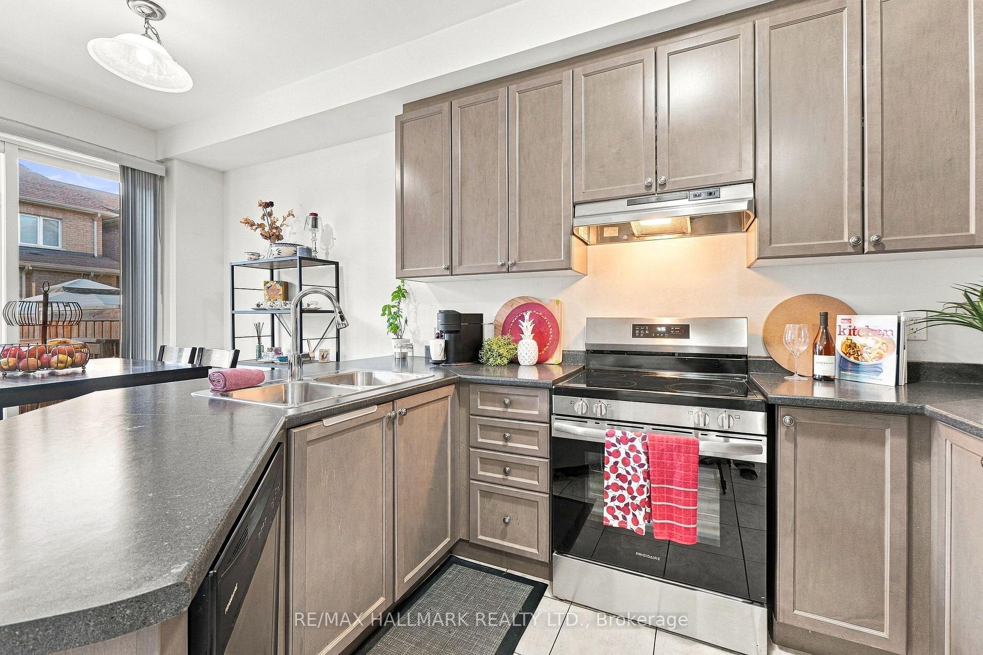 Photo 11 of 18 Trentonian Street, Brampton, Sandringham-Wellington North — HOMEH