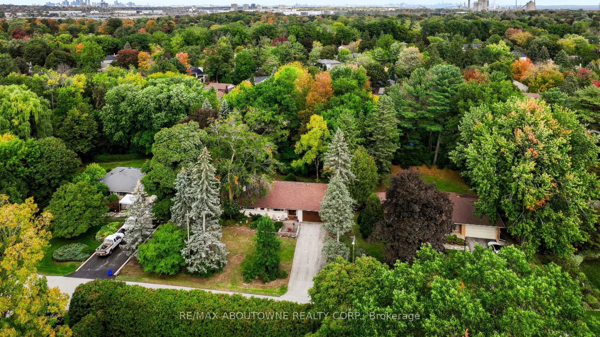 Photo 4 of 2086 Glenforest Crescent, Oakville, Ford — HOMEH