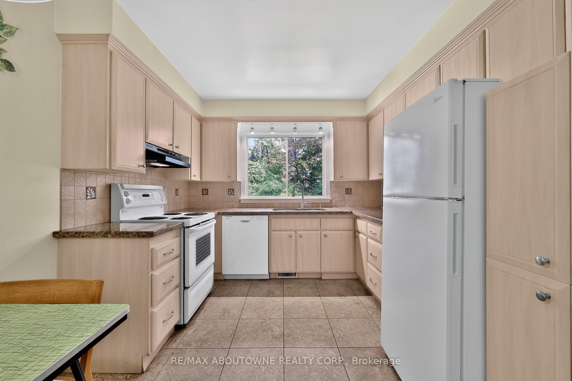 Photo 8 of 2086 Glenforest Crescent, Oakville, Ford — HOMEH