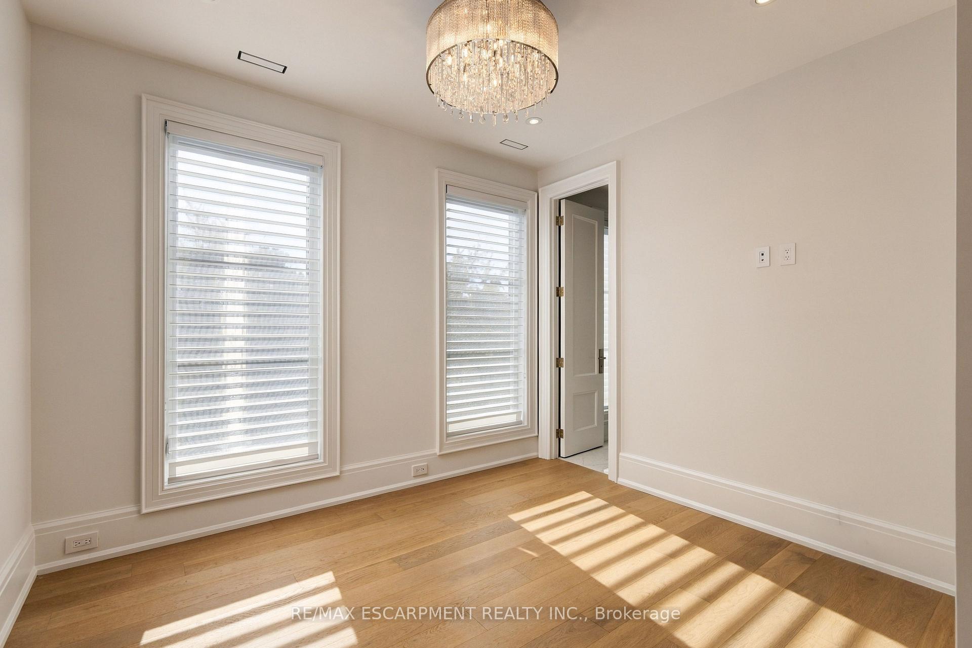 Photo 37 of 131 Mayfield Drive, Oakville, College Park — HOMEH
