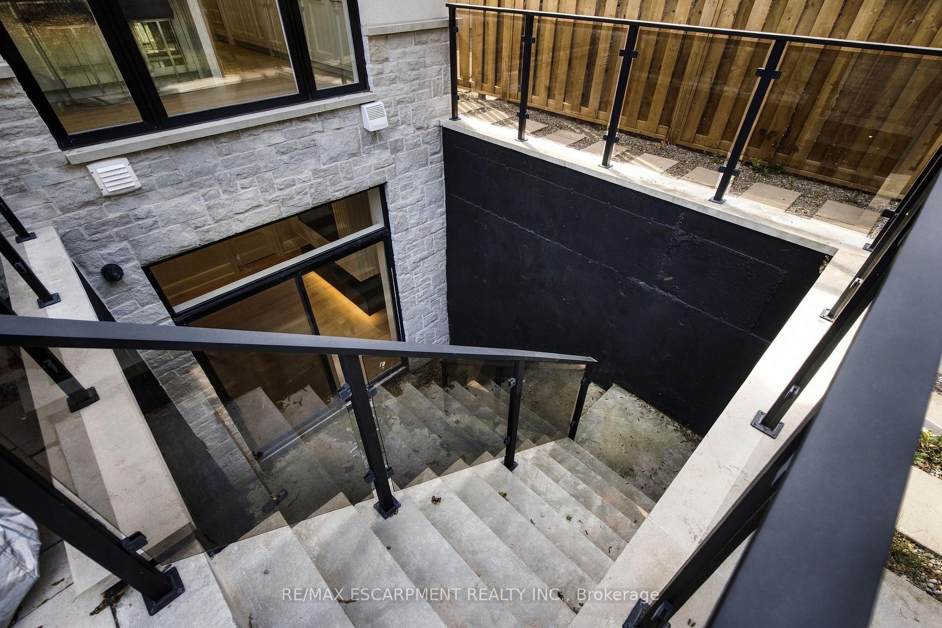 Photo 49 of 131 Mayfield Drive, Oakville, College Park — HOMEH