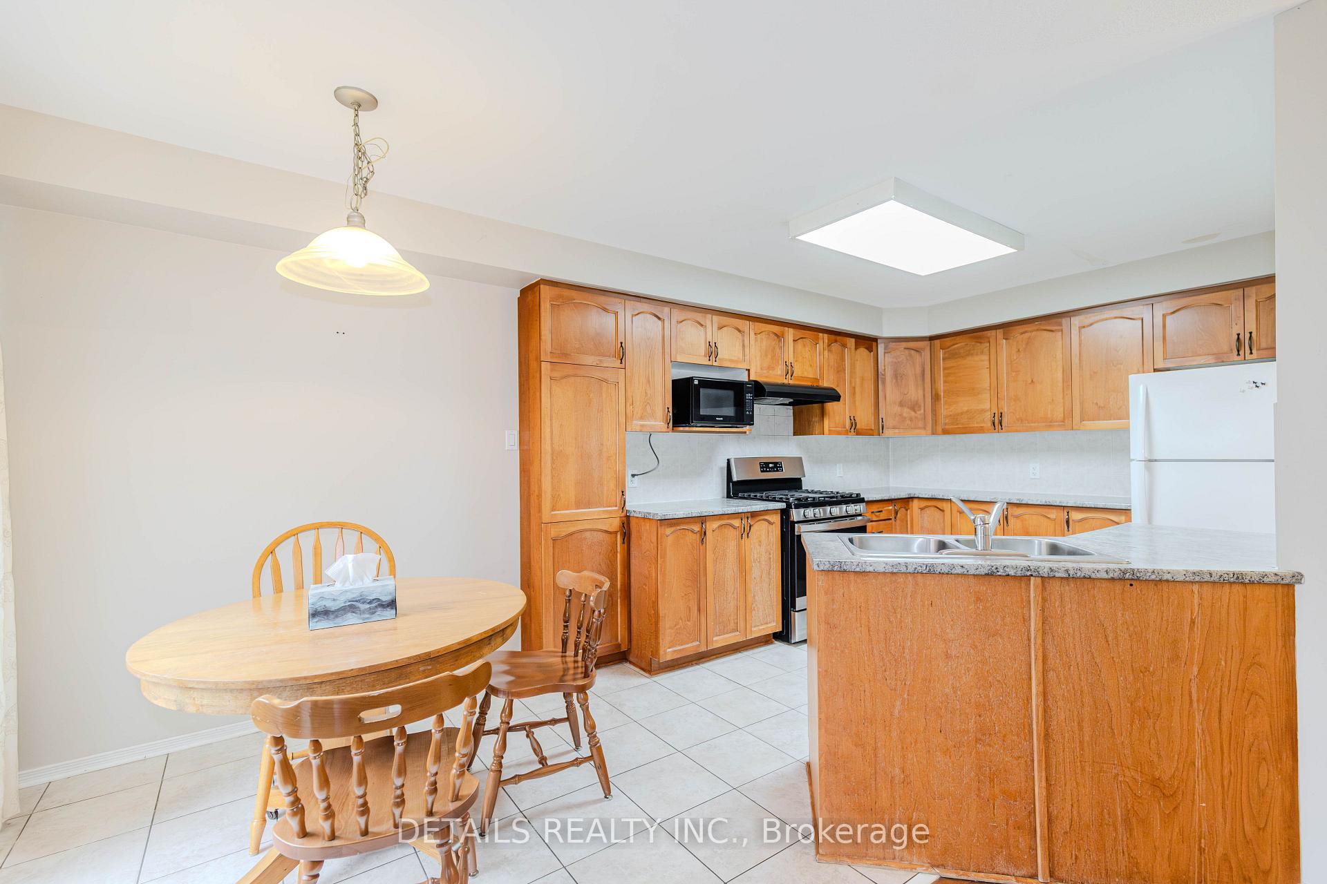 Photo 9 of 143 Gatespark Private, Ottawa, Kanata - Kanata Lakes/Heritage Hills — HOMEH