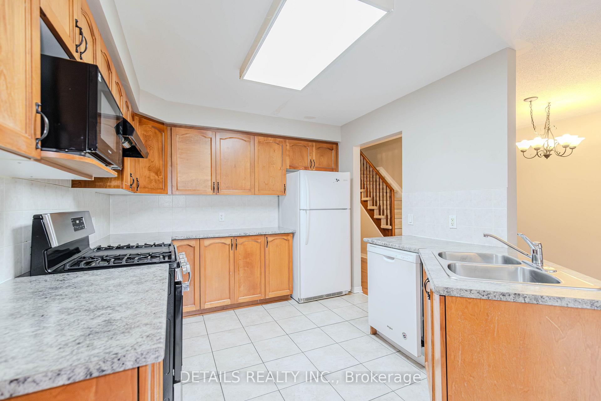 Photo 10 of 143 Gatespark Private, Ottawa, Kanata - Kanata Lakes/Heritage Hills — HOMEH