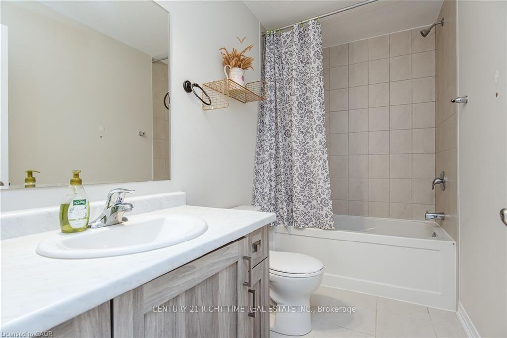 Photo 26 of 120 Monarch Woods Drive, Kitchener — HOMEH