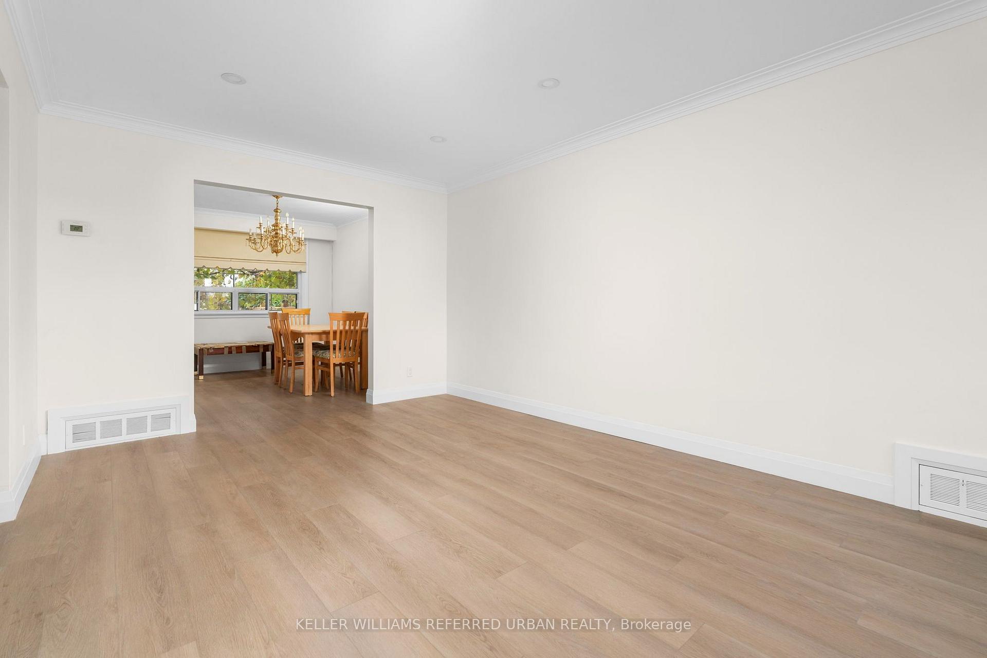 Photo 8 of 3 Duckworth Street, North York, Brookhaven-Amesbury — HOMEH
