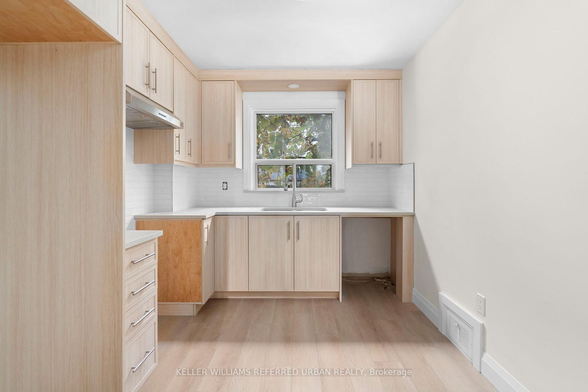 Photo 15 of 3 Duckworth Street, North York, Brookhaven-Amesbury — HOMEH