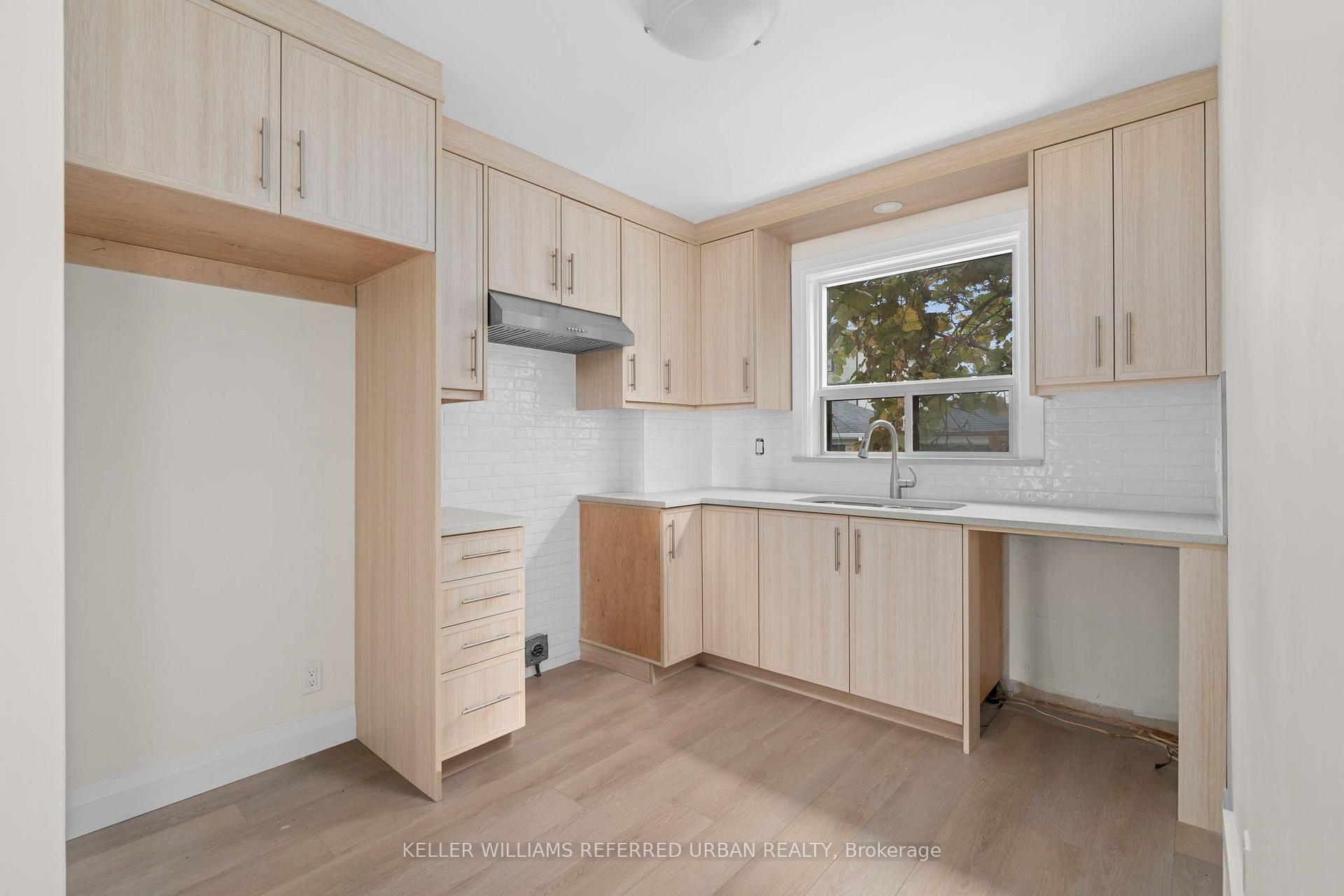 Photo 18 of 3 Duckworth Street, North York, Brookhaven-Amesbury — HOMEH