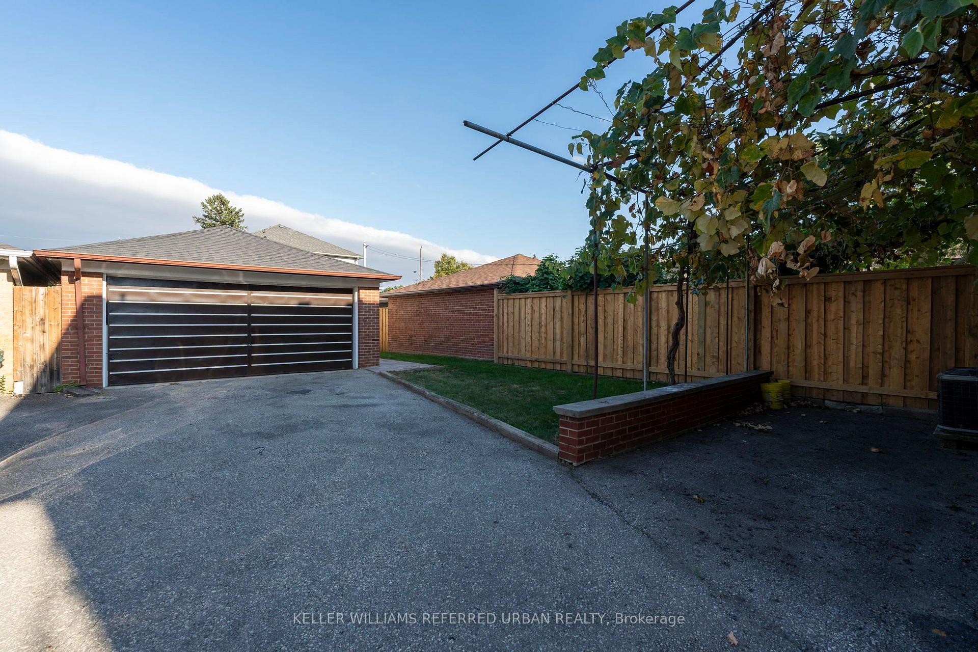 Photo 35 of 3 Duckworth Street, North York, Brookhaven-Amesbury — HOMEH