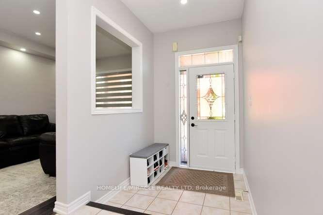 Photo 8 of 12 Plateau Drive, Brampton, Sandringham-Wellington — HOMEH