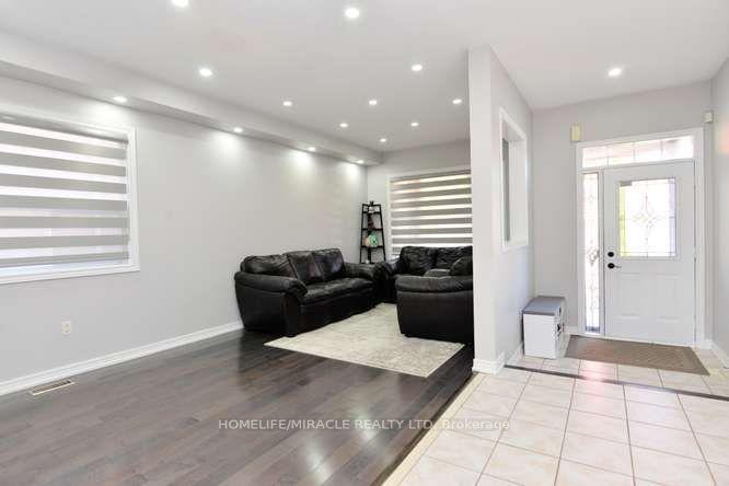 Photo 9 of 12 Plateau Drive, Brampton, Sandringham-Wellington — HOMEH