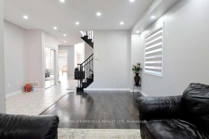 Photo 13 of 12 Plateau Drive, Brampton, Sandringham-Wellington — HOMEH
