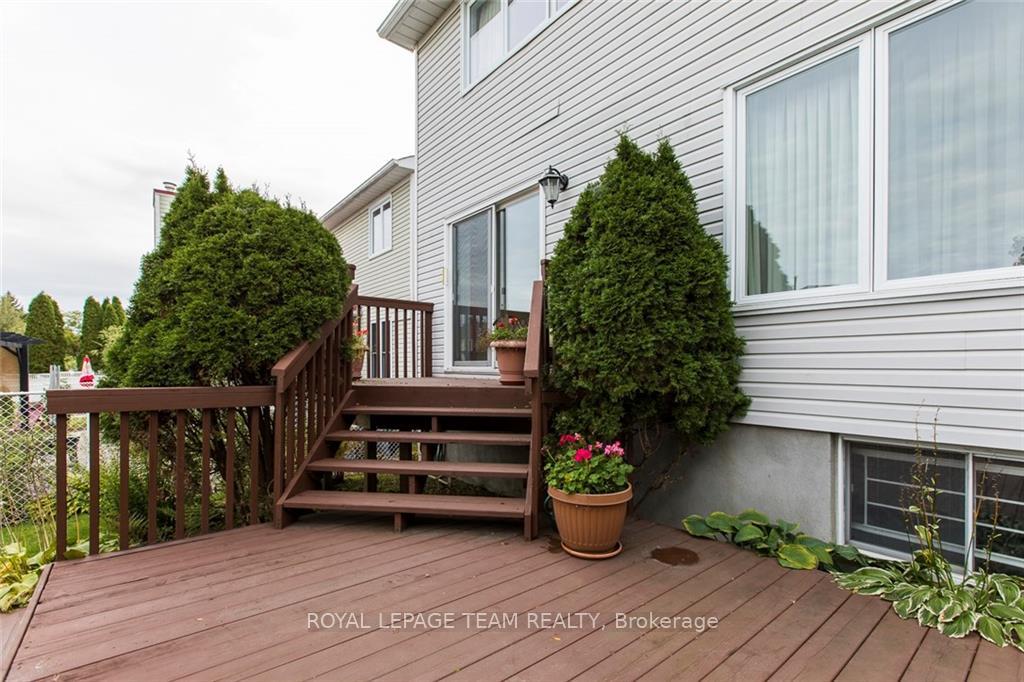 Photo 3 of 1495 Delia Crescent N, Ottawa, Fallingbrook/Ridgemount — HOMEH