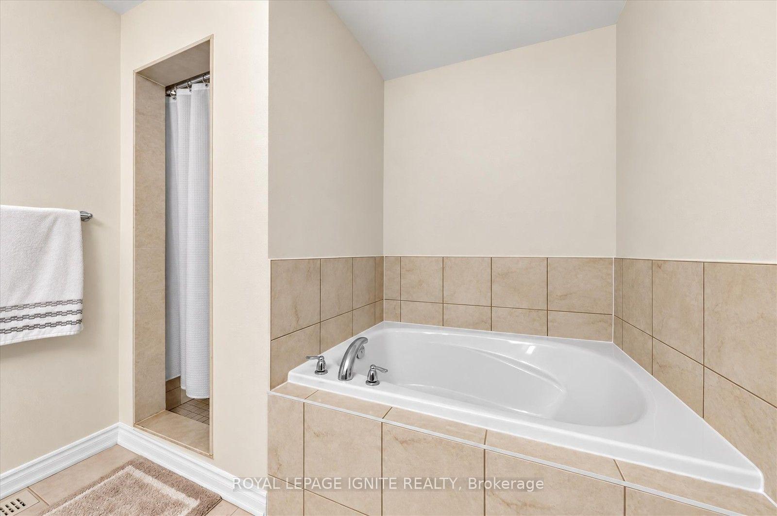 Photo 34 of 19 Leadenhall Road, Brampton, Northwest Brampton — HOMEH