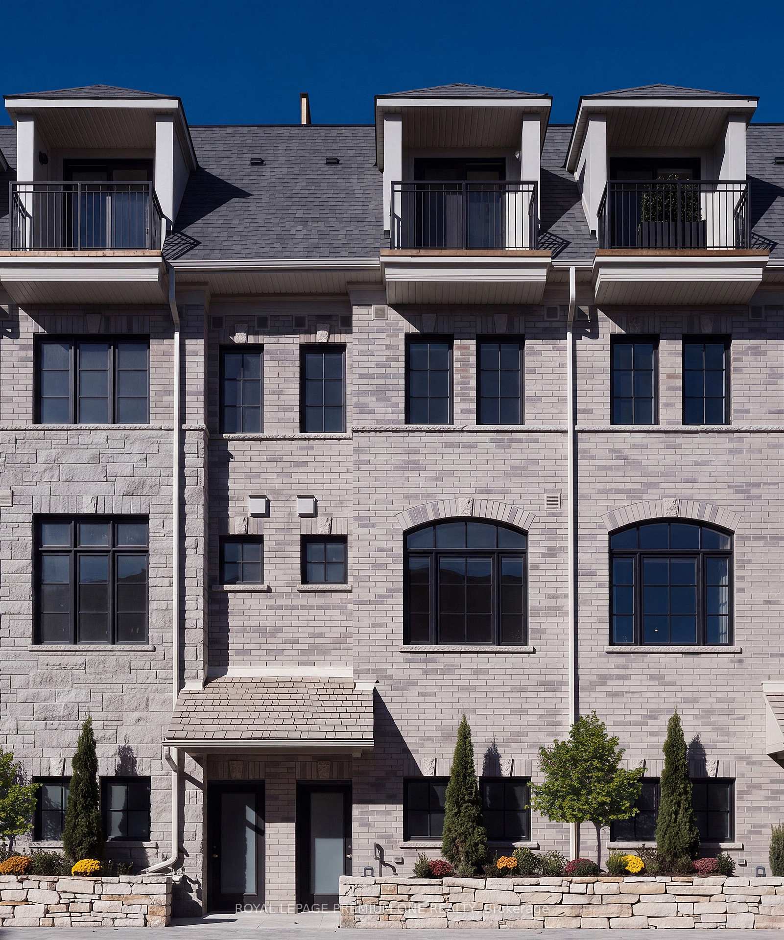 Photo 2 of Unit #39, 30 Commerce Trail, Toronto, Rockcliffe-Smythe — HOMEH